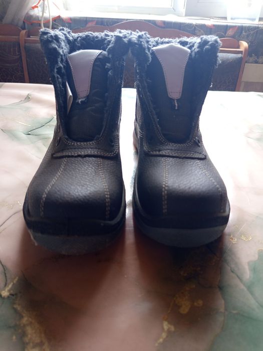 Продаются зимние рабочие ботинки