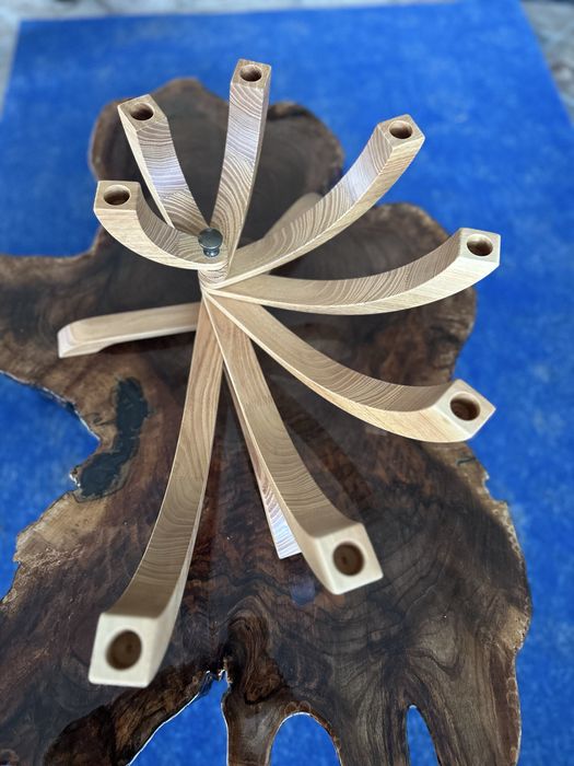 Ръчно изработен дървен свещник от акация