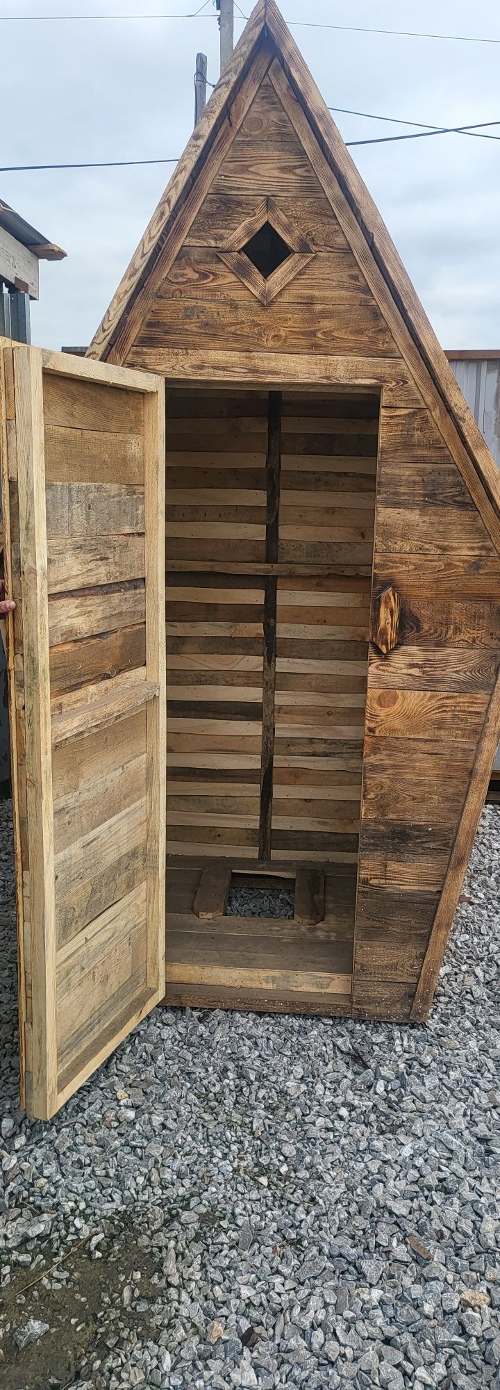 Уличный тулает и душ.