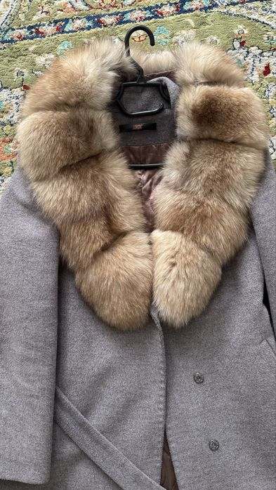 Пальто сатылады 44-46 размерге болады. Жағасы натуральный писец.