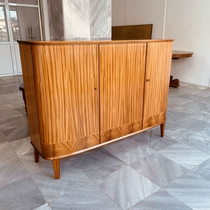 Ретро шкаф с елегантна фурнирована повърхност