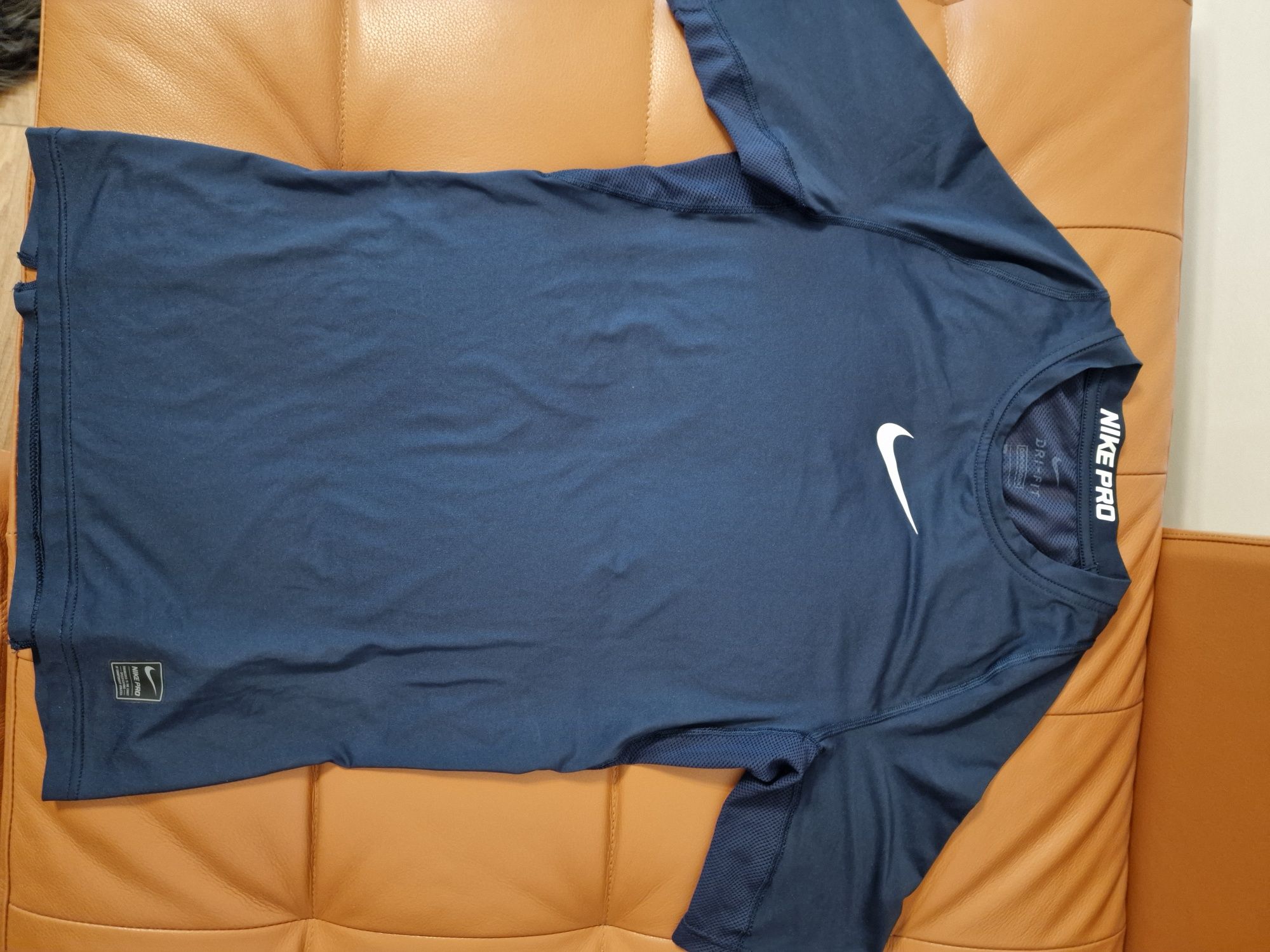 Vand doua tricouri barbati, Nike si Tommy Hilfiger, noi, nepurtate