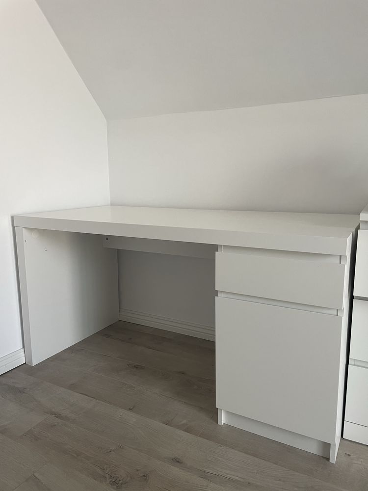 Birou Ikea alb in stare extrem de buna