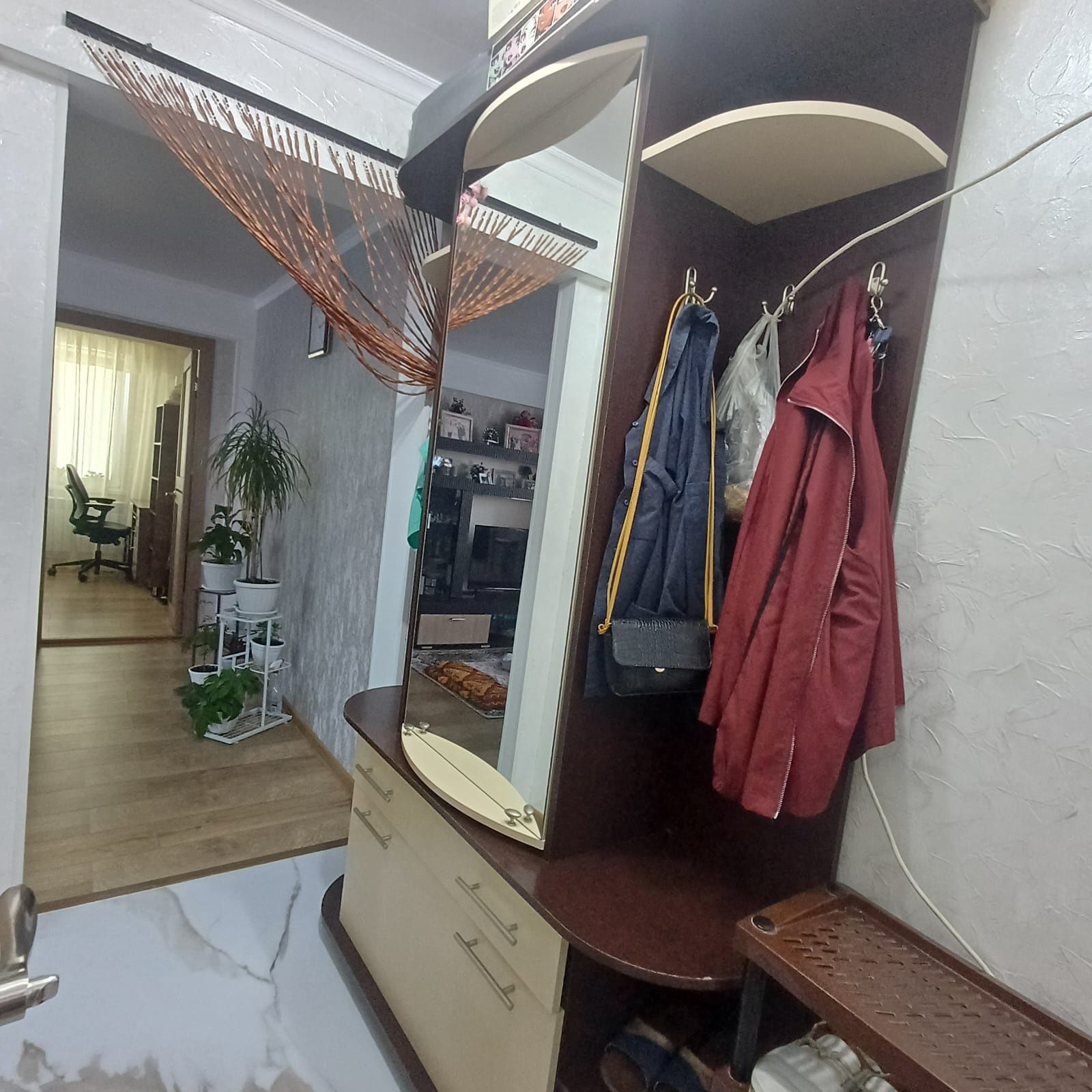 Прихожая и диван.