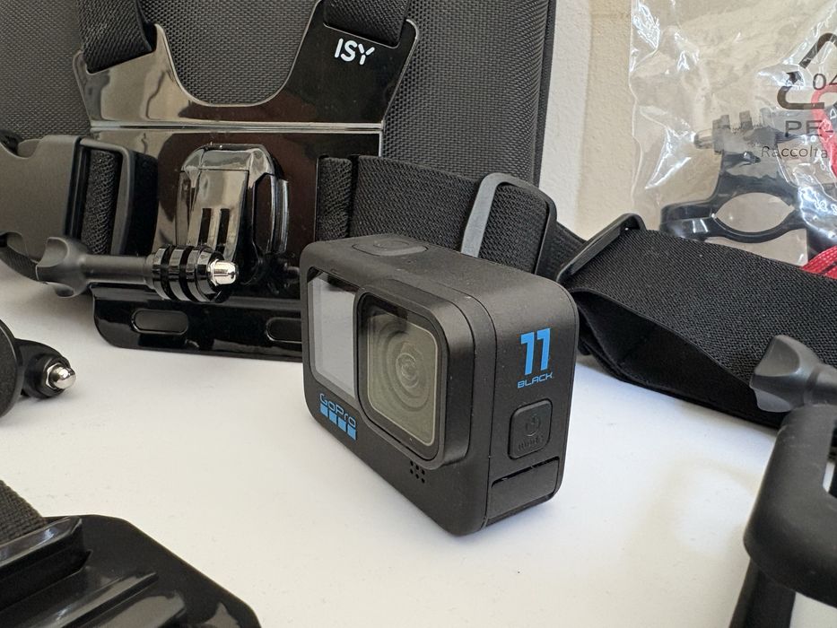 GoPro HERO 11 + пълен комплект аксесоари – почти нова