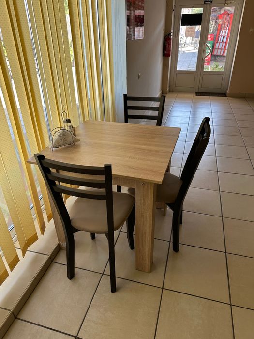 Общо 4 маси и 16 столи има, Масите са закупени чисто нов от Виденов