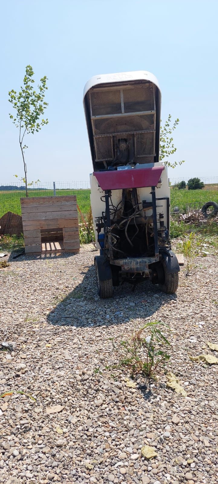 Mașina de maturat cu aspirator