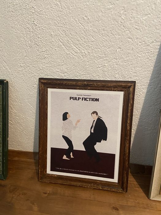 Стари дървени рамки с плакати от филми