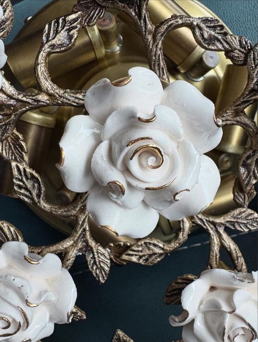 Plafoniera din bronz cu decor portelan/ cristal