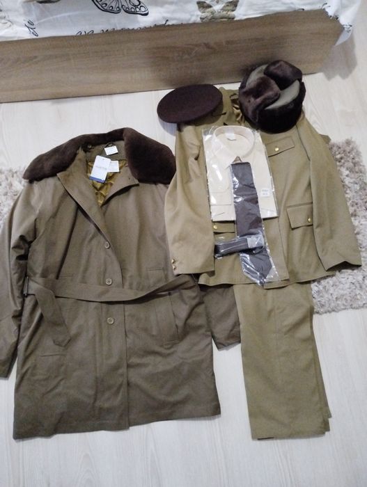 Vând haine militare
