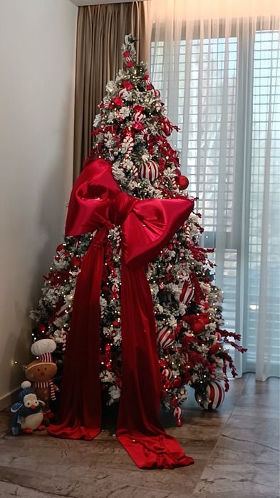 Продавам елха с всички налични играчки, по избор златни или червени!