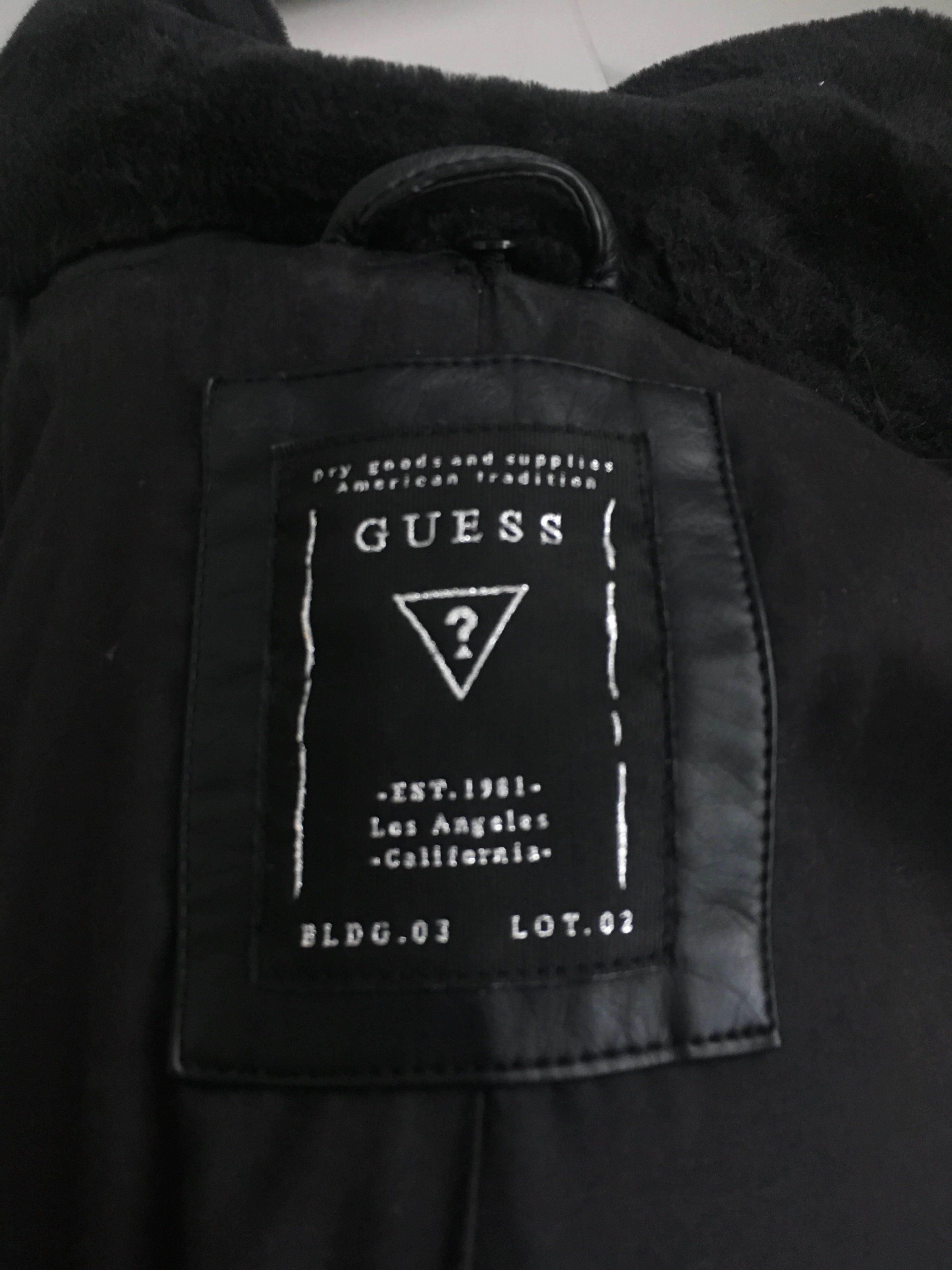 Дамско зимно яке от изкуствена кожа на GUESS.