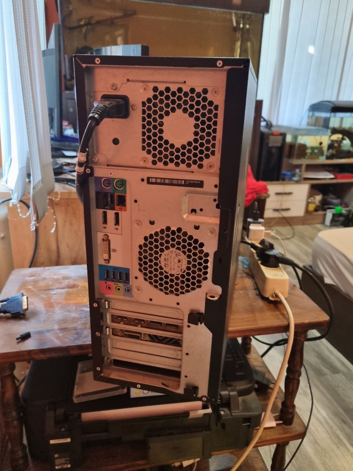 HP z240 tower desktop със сменена видеокарта и добавен HDD със 1ТБ