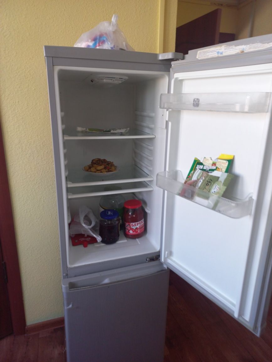 Срочно продам холодильник в хорошем рабочем состоянии