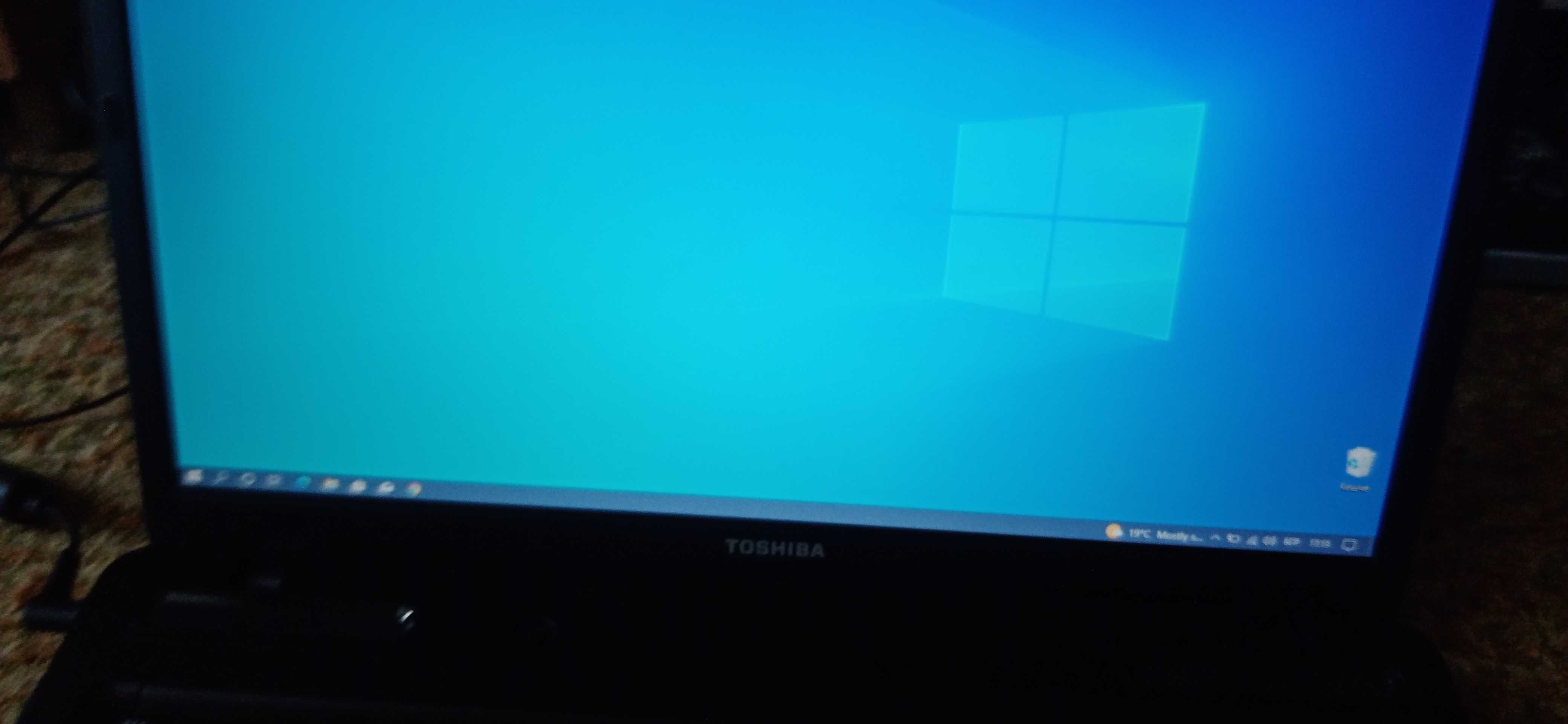 Продавам лап топ toshiba