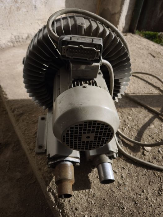 Produsul din imagine este o pompă de vid/suflantă cu canal lateral