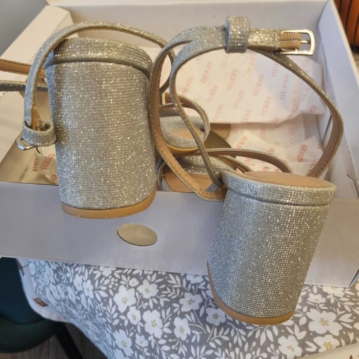 Sandale elegante pentru ocazii speciale.