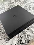 Vând PS 4  1TB cu 3 manete și multe jocuri ( inclusiv FC 25)
