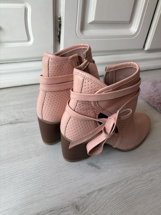 Vand ghete diverse modele/ perforate, din piele orice model 70 de lei