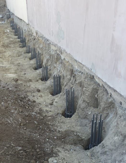 Execut lucrari cu miniexcavtor consolidari cladiri vechi