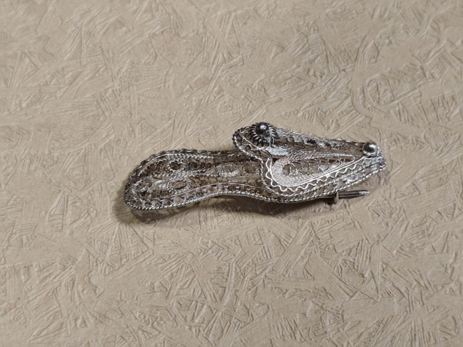 Стара сребърна брошка Пантофка филигран