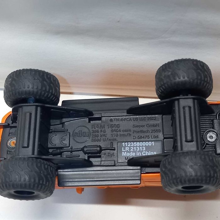 Siku Dodge Ram 1500 cu anvelope cauciuc, scara 1/50, ca nouă