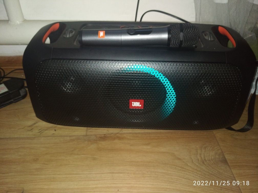 Продаю колонку JBL Partybox on the go