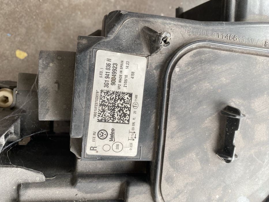 Продавам лед фарове за пасат 8 единия е с шчупено стакло