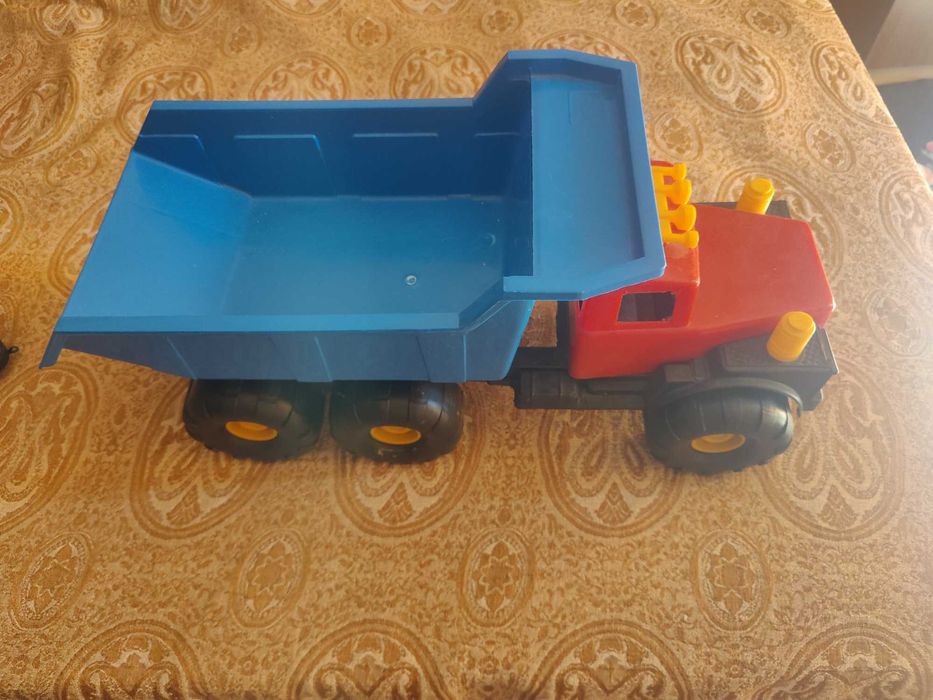 Продавам детска играчка Камионче - ново, голямо