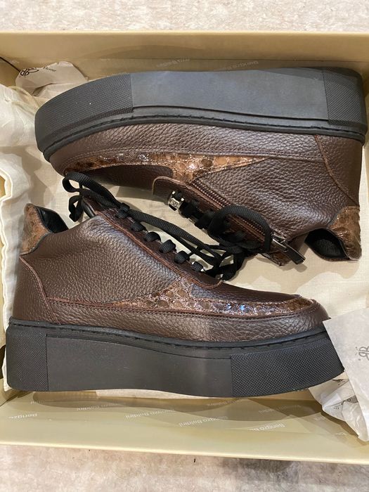 Продам женские кроссовки зимние