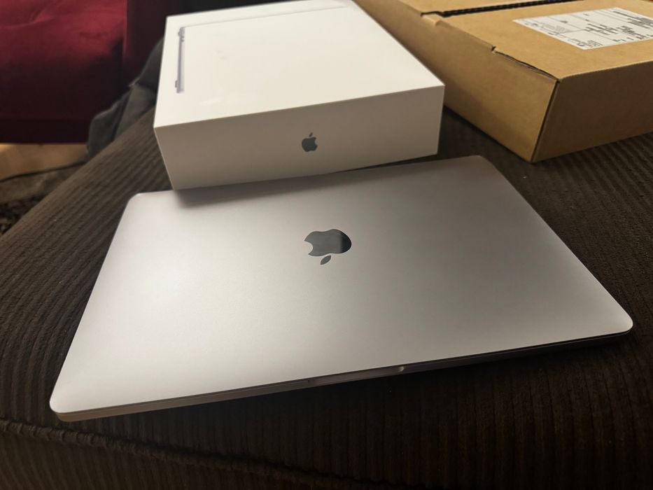 MacBook Pro 2020 • 13” • i5 Quad Core • Stare foarte bună
