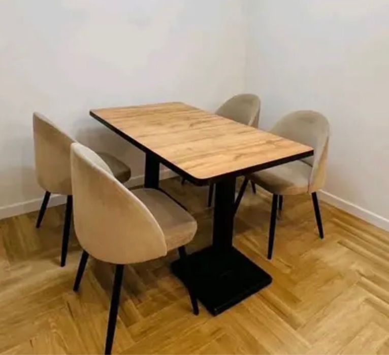 Продам кухонный стол и 4 стула за 30 тысяч все вместе.