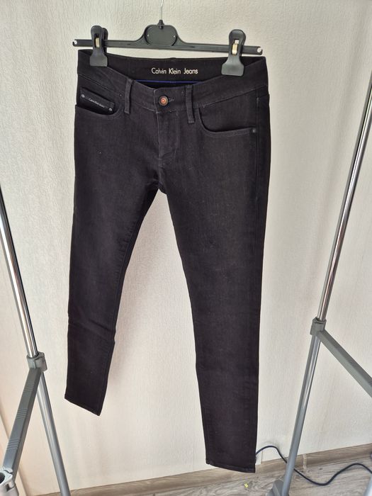 Дънки / черен панталон Calvin Klein