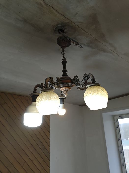 Продам люстру с плафонами.