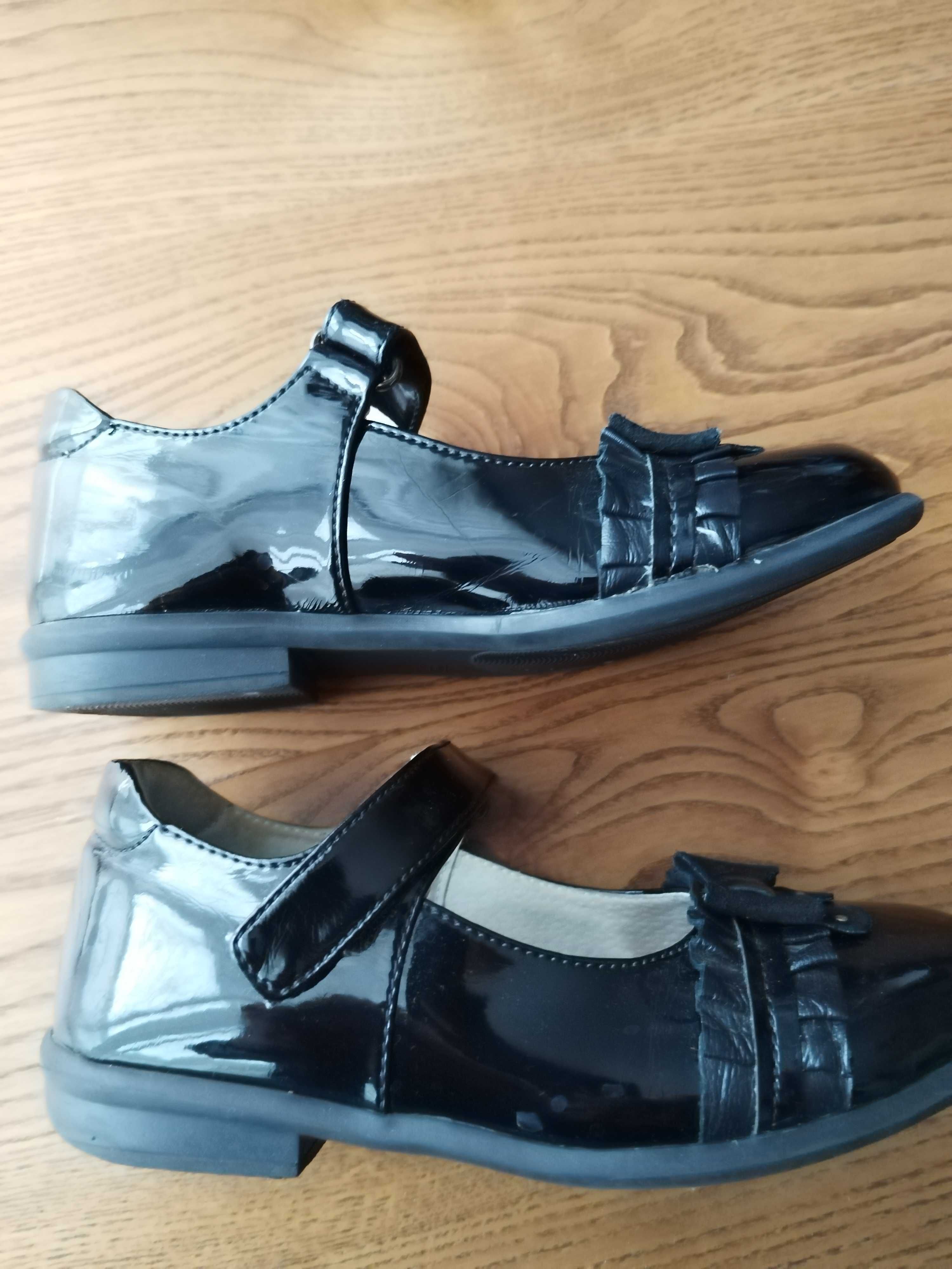Pantofiori negri de lac
