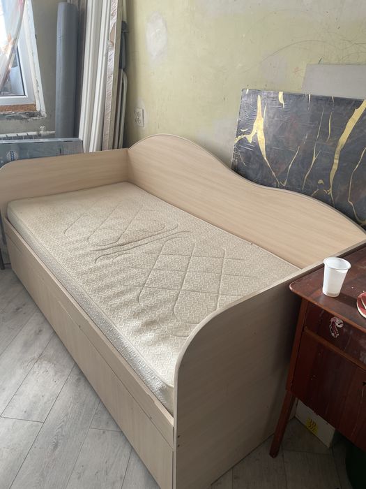 Кровать спальная