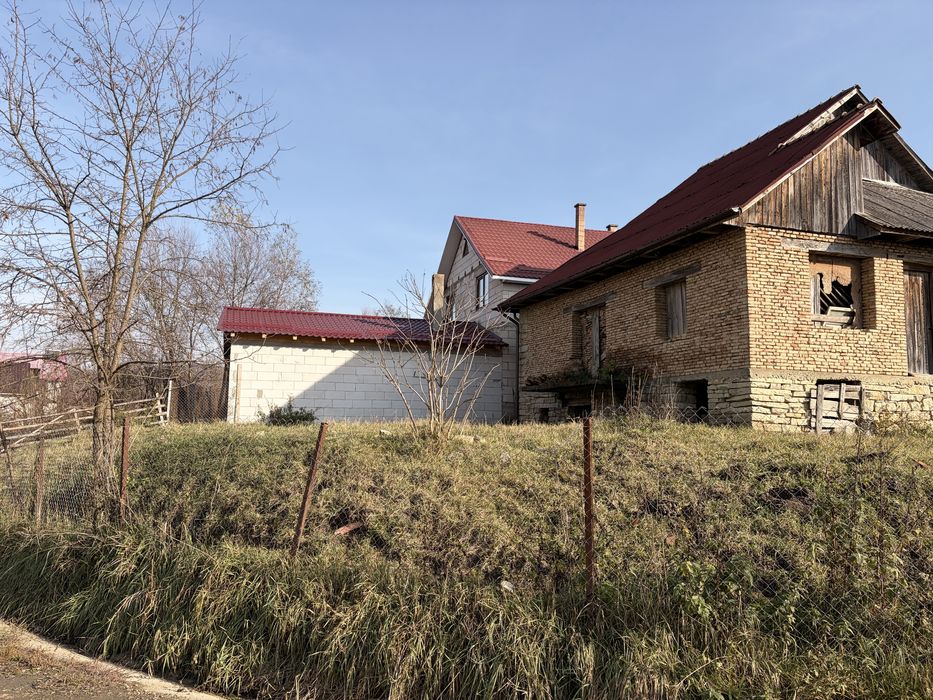 Casă cu teren de vânzare