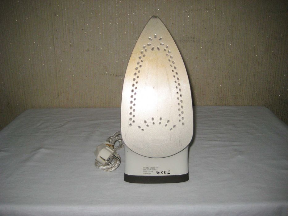 Утюг Sinbo 2200W хорошим отличном рабочим состоянии!