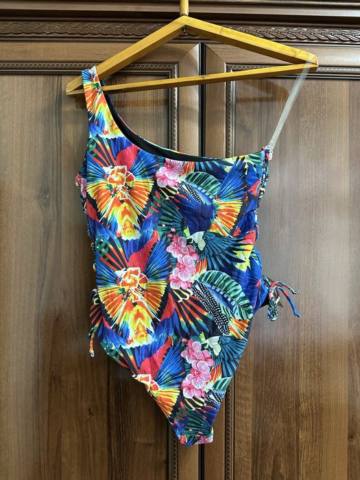 Стильный Купальник на одно плечо.