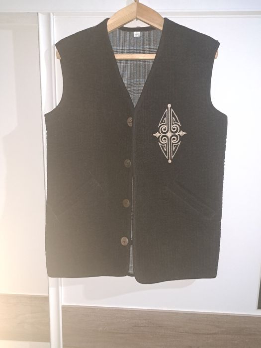 Продаётся мужская жилетка-камзур