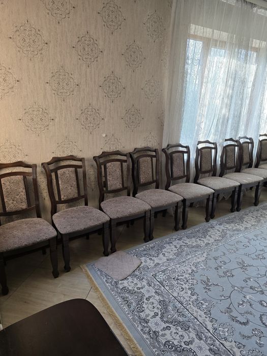 Стол со стульями в гостиную