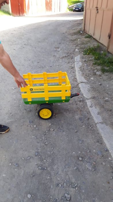 Tractoras electric John Deer cu remorca