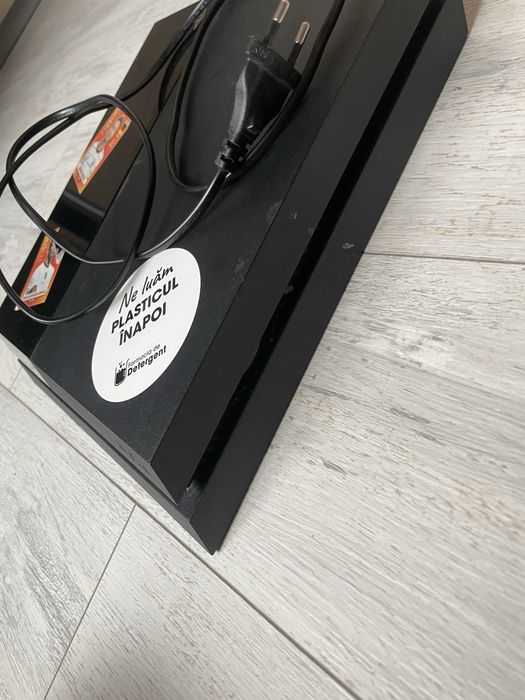 Ps4 folosit ,va veni fara stickere