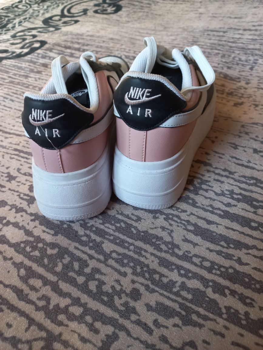 Нови обувки Nike