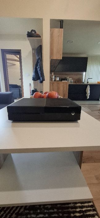 Конзолата Xbox се предлага с контролер и всички кабели.