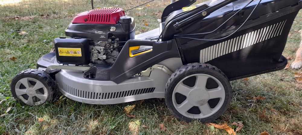 Masina de tuns iarba Honda cu carcasa din aliminiu