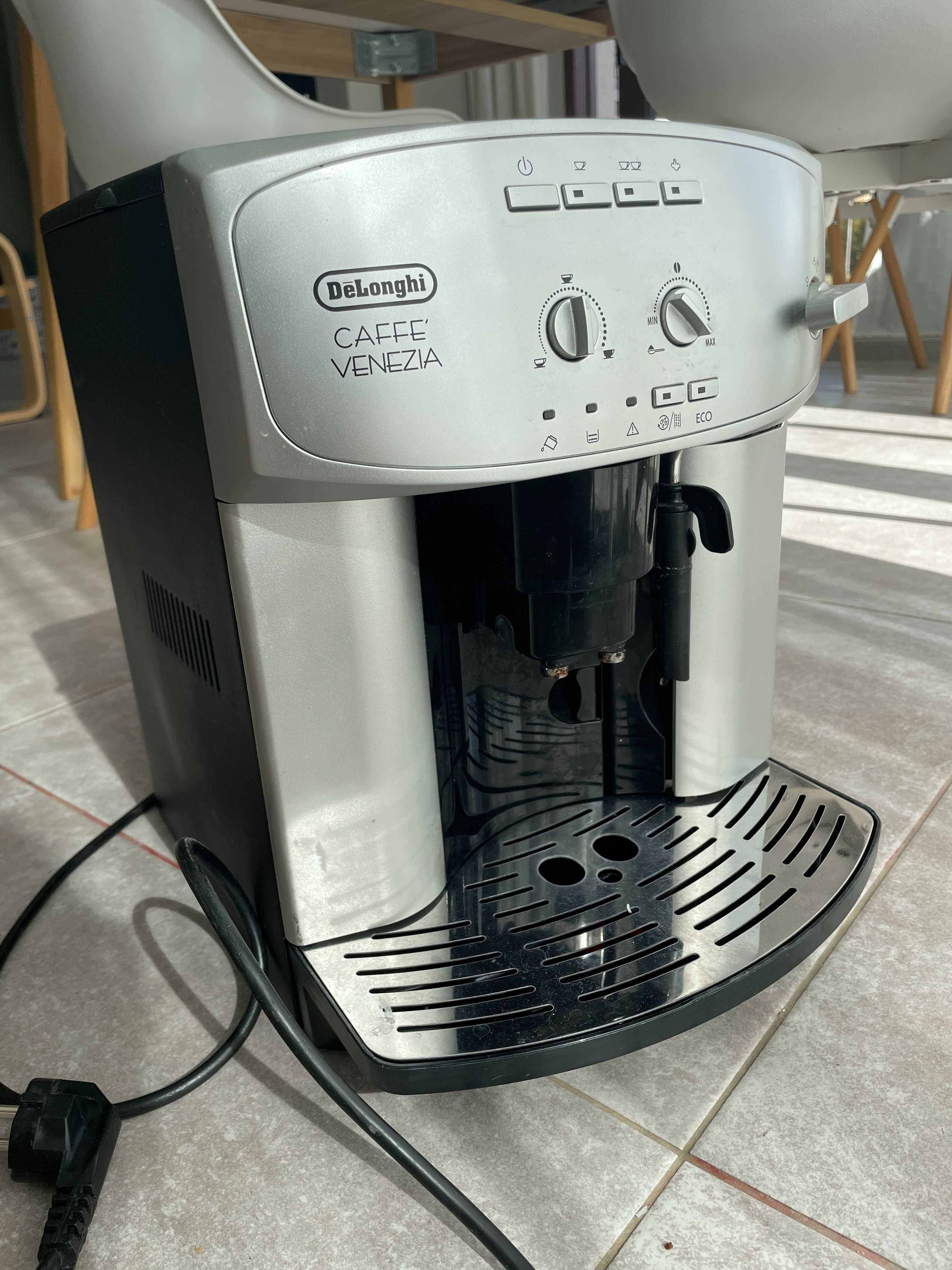 Кафеавтомат DeLonghi ESAM 2200 Caffe Venezia, 1200W, 15 бара, 1.8 л