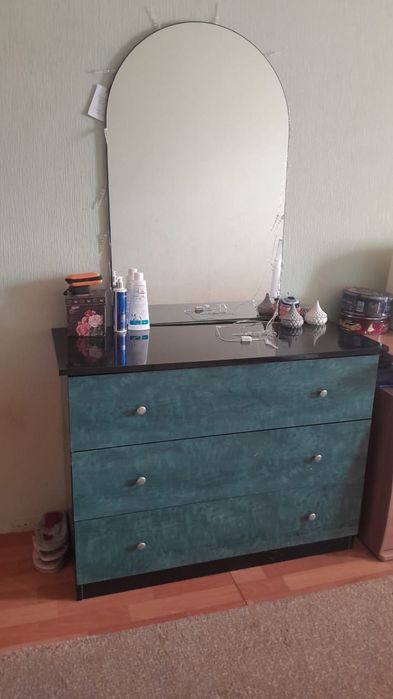 Продается комод с зеркалом и рабочий стол