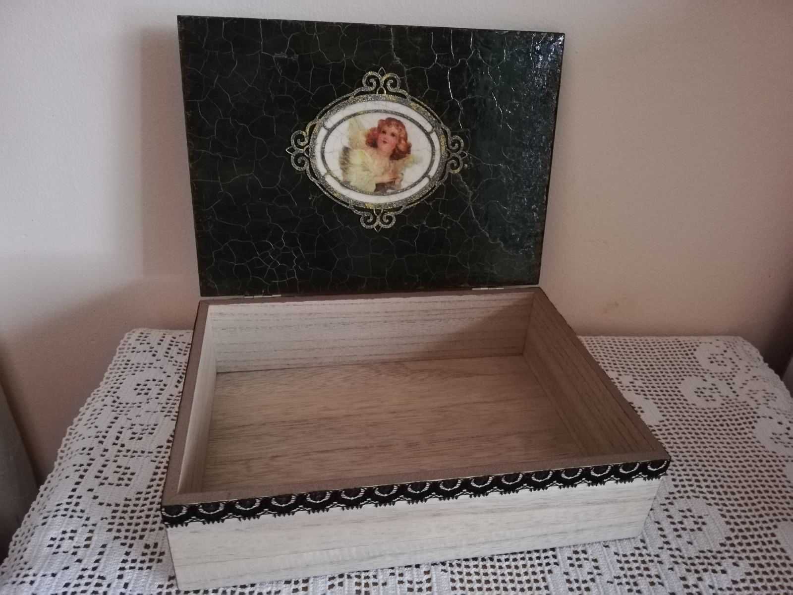 Кутия за бижута дървена ръчна декорация, релеф отвън и отвътре