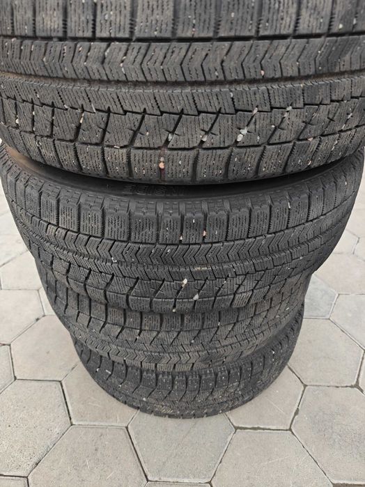 Зимние шины Bridgestone 185/60 R15 с железными дисками
